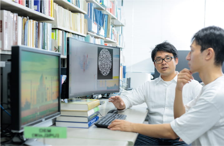 教授と学生が議論する様子