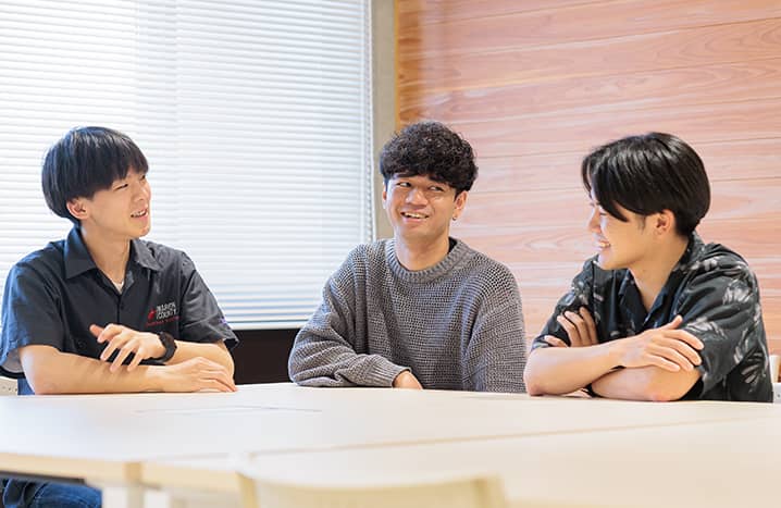 研究室内の高野准教授と生徒たち
